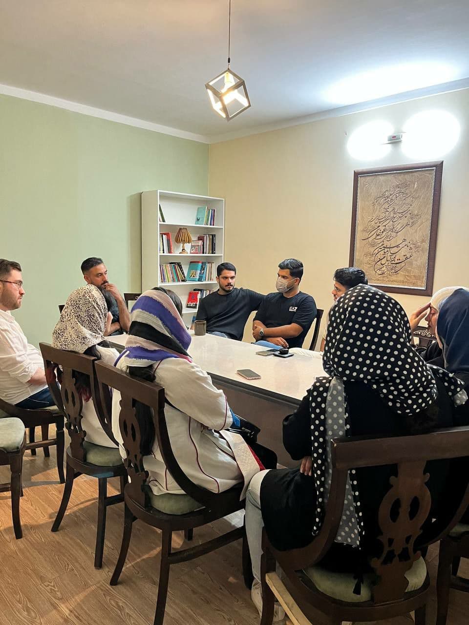 English Free Discussion دهم – تکامل خواستههای انسانی