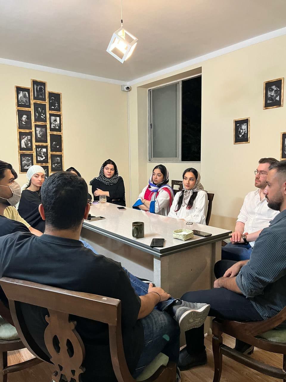 English Free Discussion دهم – تکامل خواستههای انسانی