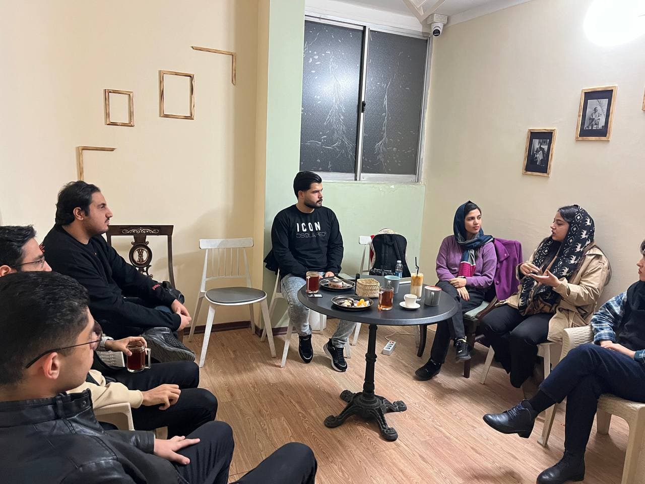 بررسی تأثیر زندگی دیجیتال بر سلامت و ذهن – شصتمین جلسه انگلیسی آزاد